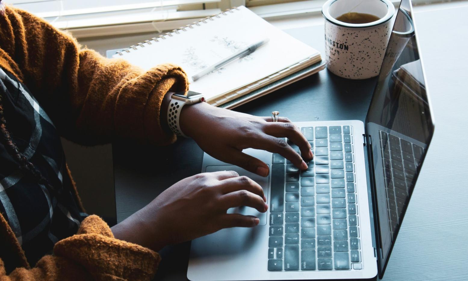 Analyse détaillée de données financières sur écran