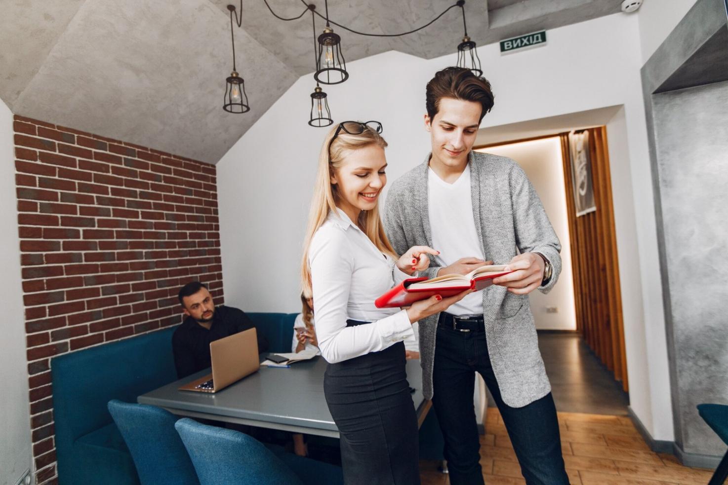 Session de formation avec participants travaillant sur modèles financiers